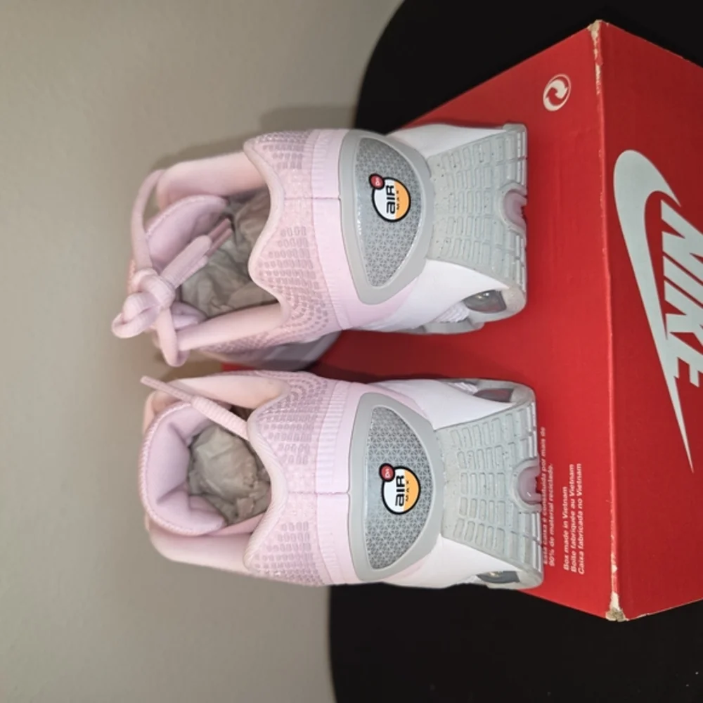 Nike Airmax DN Pink/ Gray running Shoes size 6y = 7.5‎ womens conversion